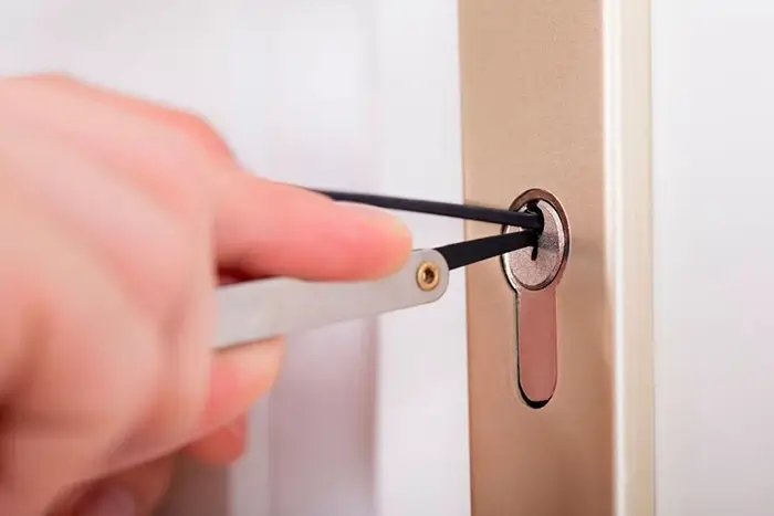 Apertura porte bloccate 24 ore